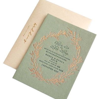 La carta regalo con monogramma ODM verde avvolge gli inviti di nozze aziendali
