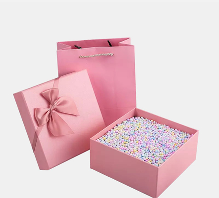 Confezione regalo con chiusura magnetica rosa in cartone per abbigliamento con design a conchiglia